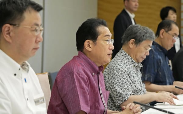 犯罪被害者等施策推進会議であいさつする岸田首相（左から2人目、6日午前、首相官邸）=共同