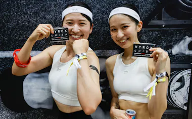 フィットネスレース「HYROX(ハイロックス)」を完走して笑顔の参加者(6日、千葉市)