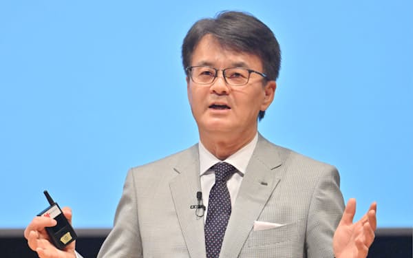 「世界デジタルサミット2023」で講演する日本IBMの山口明夫社長（6日、東京都千代田区）
