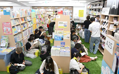 座って読書ができる芝生スペースを設けた