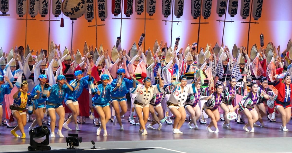 徳島で阿波踊り開幕 アニメとコラボも、鬼滅連やちいかわ展望台