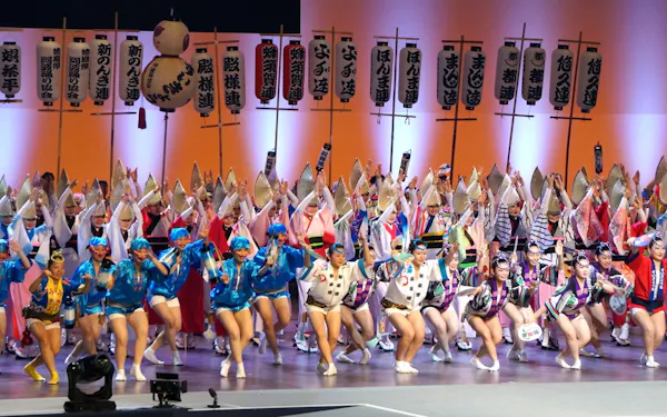 徳島市の阿波踊りが始まった(11日、アスティとくしま)