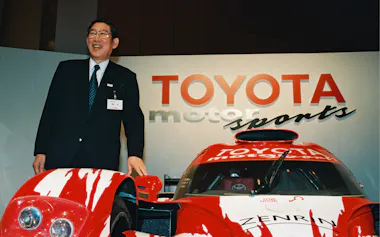 F1参戦を発表するトヨタ自動車の奥田碩社長(1999年1月、東京都港区)