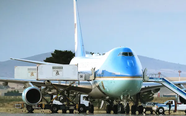 トルコで出発準備をする旧型の大統領専用機とケータリングトラック(7月8日、アンカラ)=AP