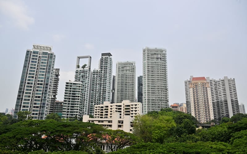 家賃高騰で引っ越す人も相次いでいる(シンガポールの高層住宅)=ロイター