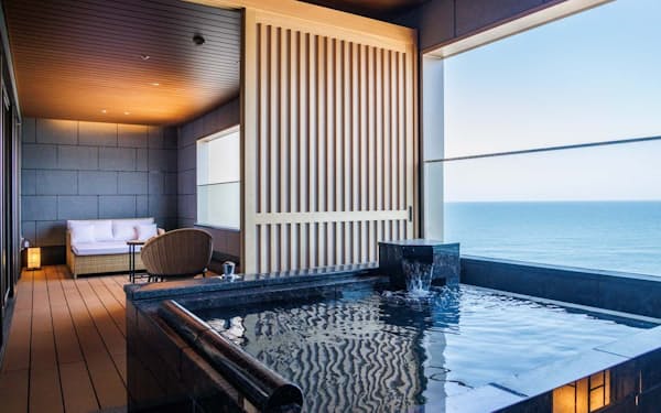 「HOTEL OOSADO」のプレミアムスイートルーム。露天風呂に入りながら日本海を眺めることができる