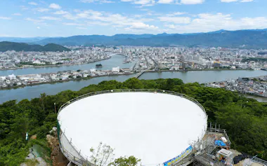 建設中の五台山新展望台「ソラミアン」(6月)=ミタニ建設工業提供