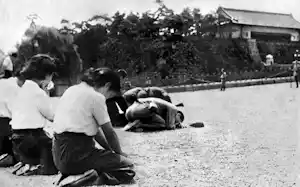 玉音放送の後、皇居前広場でひざまずく人たち(1945年8月15日)=共同 玉音放送の後、皇居前広場でひざまずく人たち(1945年8月15日)=共同