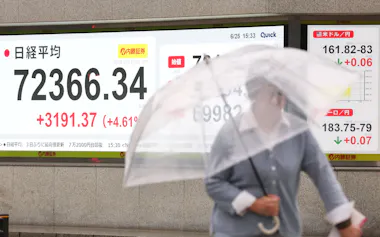 終値で7万2366円をつけ最高値を更新した日経平均株価(6月25日、東京都中央区)