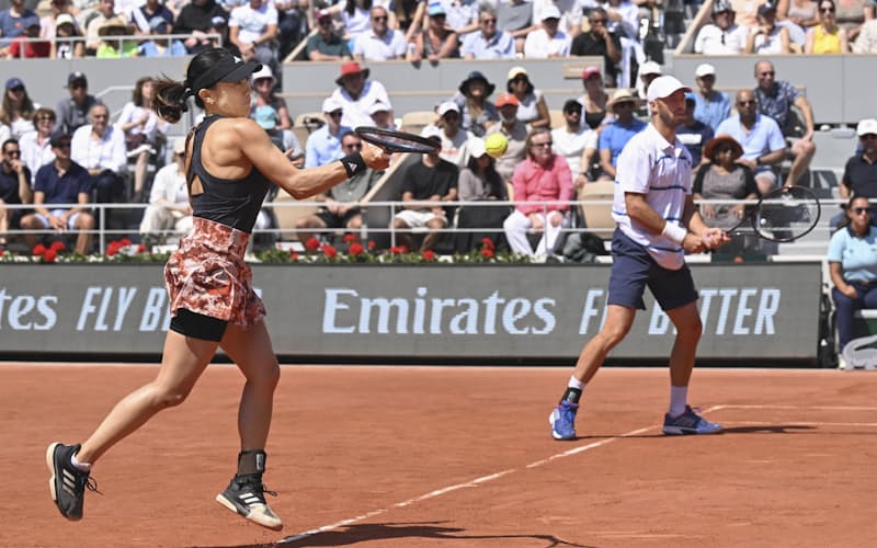テニスの全仏オープン混合ダブルス決勝でプレーする加藤未唯（左）、ティム・プッツ組=共同