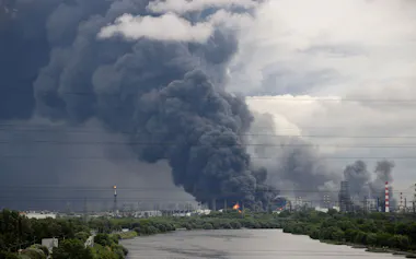 ウクライナの無人機攻撃を受け、ロシアの首都モスクワで黒煙を上げる製油所(6月、ソーシャルメディアの映像から)=ロイター