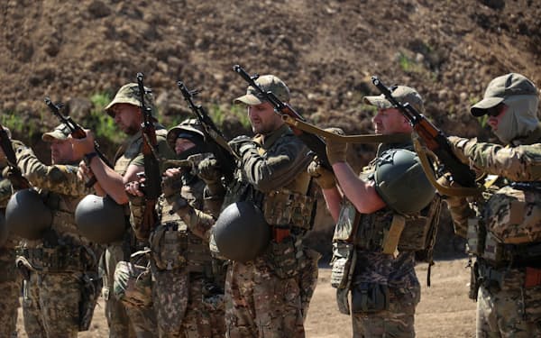 戦闘訓練に参加するウクライナ軍の新兵（1日、ハリコフ）=ロイター