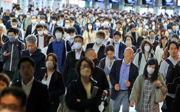 多くの人はマスクを着けて通勤している（８日、ＪＲ品川駅前）
