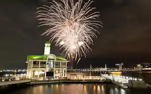 横浜港を彩る5分間の花火。主人公が薩摩船に放った砲撃は花火と間違えられ、イギリス人から喝采を浴びた=三浦秀行撮影 横浜港を彩る5分間の花火。主人公が薩摩船に放った砲撃は花火と間違えられ、イギリス人から喝采を浴びた=三浦秀行撮影