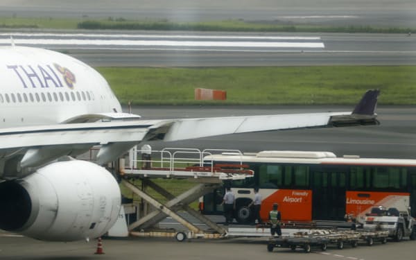 エバー航空機と接触したタイ航空機の右主翼（10日午後、羽田空港）=共同