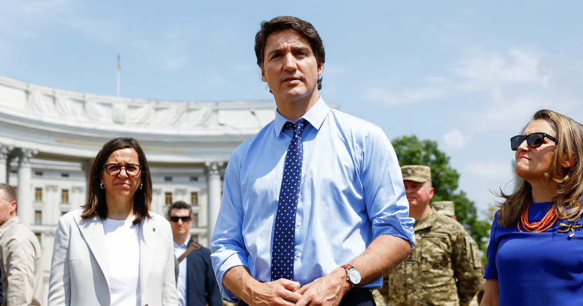 カナダ首相がキーウ訪問 「戦闘機連合」参加表…(写真=ロイター) - 日本経済新聞 カナダ首相がキーウ訪問 「戦闘機連合」参加表…(写真=ロイター) - 日本経済新聞