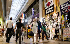 外国人観光客らでにぎわう戎橋筋商店街(2日、大阪市中央区) 外国人観光客らでにぎわう戎橋筋商店街(2日、大阪市中央区)
