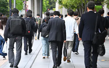 通勤する人たち(東京・丸の内)