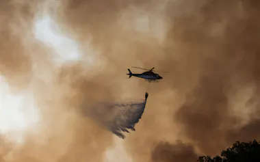 欧州では既に山火事で50万ヘクタールが焼失した(スペインでの消火活動、7月29日撮影)=ロイター