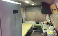 マルモビの車内はカーテンが閉められ、仮眠時などにプライベート空間として使える