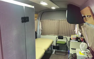 マルモビの車内はカーテンが閉められ、仮眠時などにプライベート空間として使える