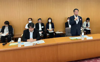 鳥取県の平井伸治知事(写真前列右)は安定した賃上げに向けて「県内事業者の価格転嫁の実態を分析する」と発言した(17日)