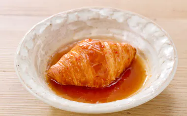 赤からのバイト発案「おでん鍋」のスープと別添えのクロワッサンによる味変