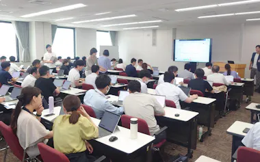 研修ではコパイロットを実際に操作したり活用事例を共有したりした(7月、岡山市)