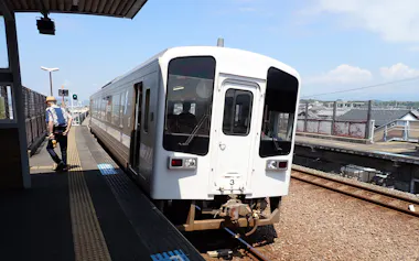 ごめん・なはり線のあかおか駅に停車する車両(高知県香南市)