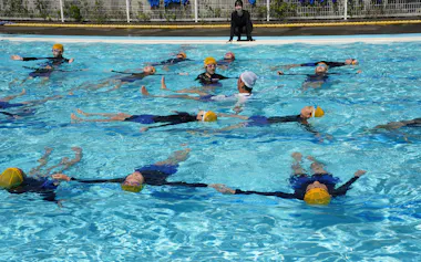 大津市立膳所小学校のプールで実施した浮身の練習(7月)