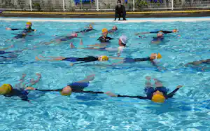 大津市立膳所小学校のプールで実施した浮身の練習(7月) 大津市立膳所小学校のプールで実施した浮身の練習(7月)