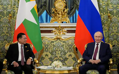 会談に臨むロシアのプーチン大統領㊨とミャンマーのミンアウンフライン大統領(18日、モスクワ)=ロイター