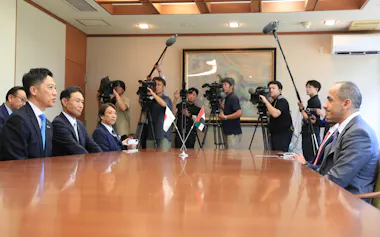 秋田県の鈴木健太知事㊧と面会したUAEのシハブ・アルファヒーム大使㊨(19日、秋田市)