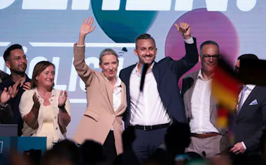 7月、支持者に手を振るドイツの極右政党「AfD」のワイデル共同党首(左から3人目)ら。同党はザクセン・アンハルト州の州議会選挙で躍進すると見られている=ロイター