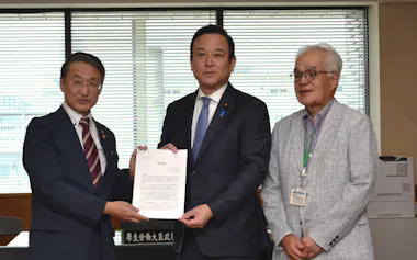全国自治体病院協議会の望月泉会長㊨と全国自治体病院開設者協議会の平井伸治会長㊧が栗原渉厚生労働政務官に緊急要望書を手渡した(19日、厚労省)