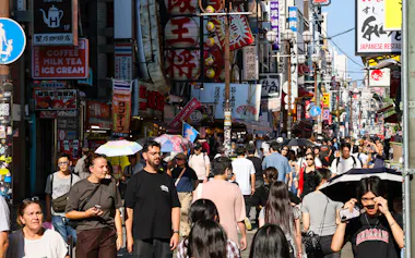 外国人観光客らでにぎわう道頓堀(7月、大阪市中央区)