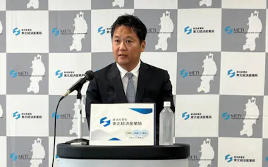 就任会見に臨む東北経産局の竹田局長(19日、仙台市)