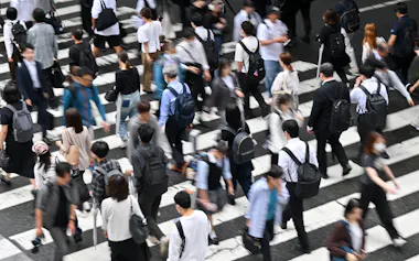 JR大阪駅前を歩く人たち(大阪市北区)