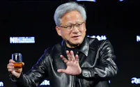 講演する米エヌビディアのジェンスン・ファンCEO(7月、東京都港区)