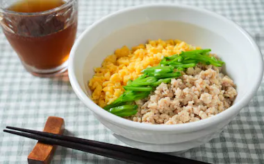 鶏そぼろと卵に絹さやを彩った三色丼。火の通し方が調理の仕上がりを左右する=大岡 敦撮影