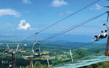リフトでの空中散歩で日本海と青空が織りなす大パノラマを楽しむことができる