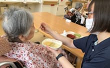 「ウェルビーソフト食」を食べる女性（静岡市の特別養護老人ホーム「厚生苑　清流の郷」）