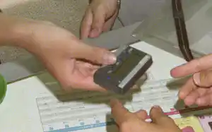 予約待ちでポケットベルを受け取る若者たち(1995年8月10日、東京・池袋のNTTドコモ) 予約待ちでポケットベルを受け取る若者たち(1995年8月10日、東京・池袋のNTTドコモ)