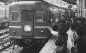東京駅を出発するブルートレイン「みずほ」。人気の鉄道には多くのファンが集まった(1982年)=共同 東京駅を出発するブルートレイン「みずほ」。人気の鉄道には多くのファンが集まった(1982年)=共同