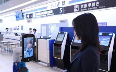 旅客はロボットを介して関西国際空港のANAスタッフと会話ができる=ANA提供