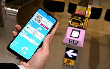徳島駅で6月に登場した自動改札はJR四国のアプリ「スマえき」のQRコードを読み取る