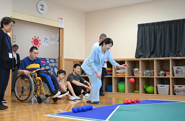 愛子さま、ボッチャを体験 滋賀の医療福祉施設を訪問 - 日本経済新聞