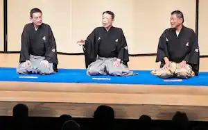 桂塩鯛(中央)ら門弟が並んだ「ご挨拶」 桂塩鯛(中央)ら門弟が並んだ「ご挨拶」