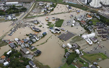 大雨で冠水した千葉県大網白里市内=14日午前9時17分(共同通信社ヘリから)