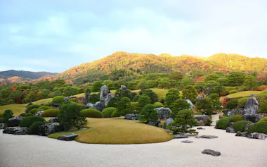 足立美術館の秋の枯山水庭(島根県安来市、同美術館提供)